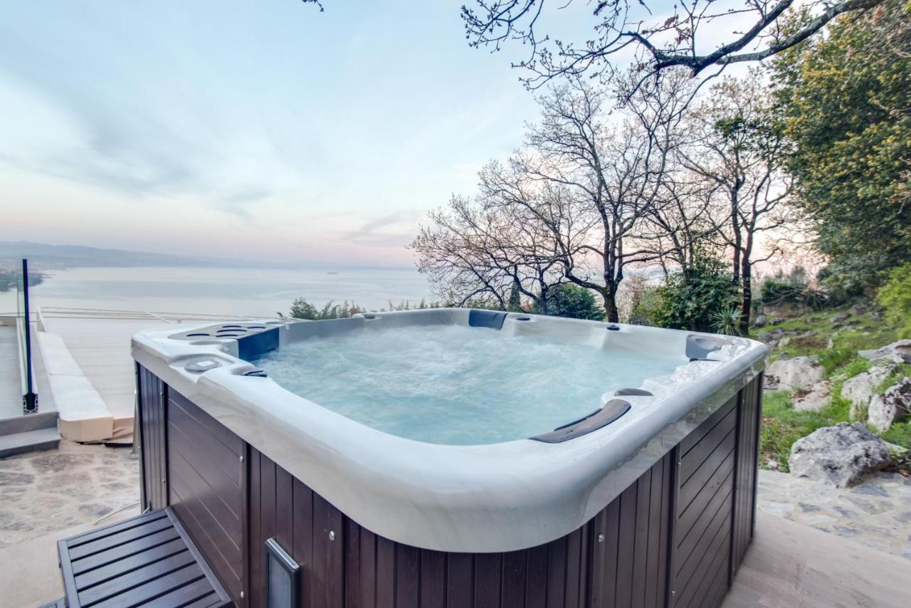 Premium Villa, Heatable Infinity Pool, Jacuzzi And Seaview, Beach And City Just 10Min By Foot Volosko Exterior photo